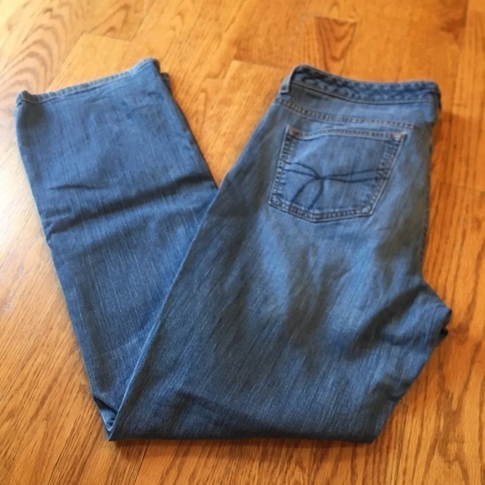 Tommy Hilfiger woman’s straight jeans. No size tag, see measurements